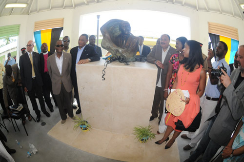 PM-at-MLK-bust-DSC_6954.jpg