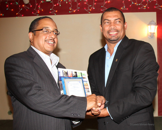 2_Damien_Gomez_receives_Prime_Minister_Christie_s_award_at_TBHHS_Banquet_Photo_by_Azaleta_1.JPG
