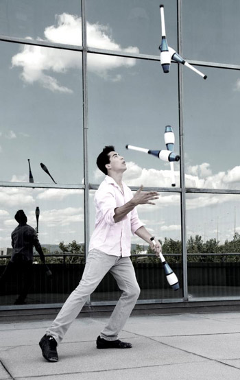 Gabriel-juggling.jpg