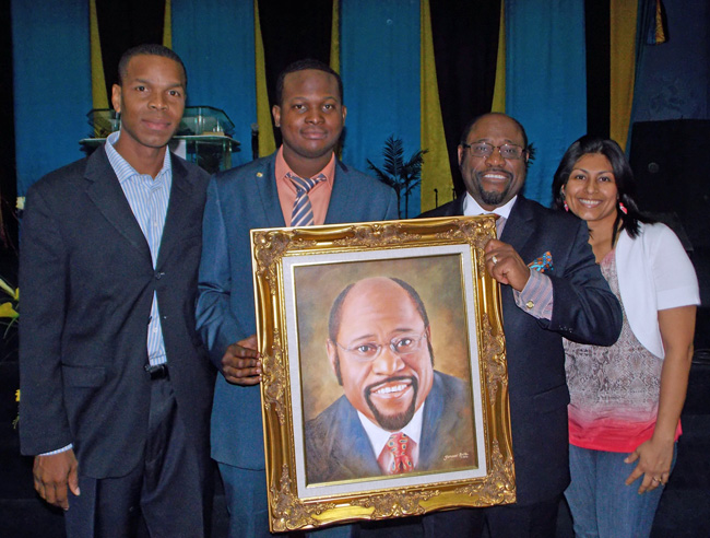 Photo-2-Pastor-Myles-Munroe-Oil-Portrait-commissioned-by-Julian-and-Ana-Smith.jpg
