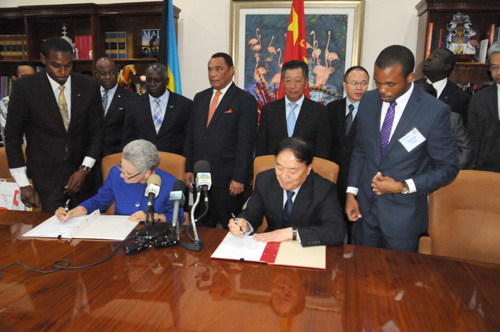 MOU-Signed-for-Bahamas-China-Air-Services.jpg