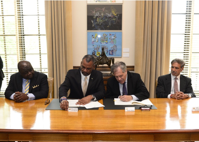 2_Minister_Fitzgerald_Signs_OAS_Agreement_to_Host_2017_Ministerial_Meeting_on_Education.jpg
