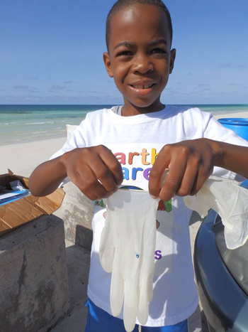 Nathanael-Smith-shows-the-tiny-blue-jellyfish-he----found.jpg