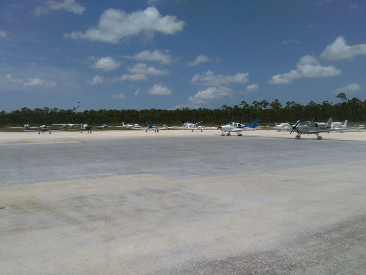 photo-cirrus-airplanes-getting-ready-for-flyout.jpg