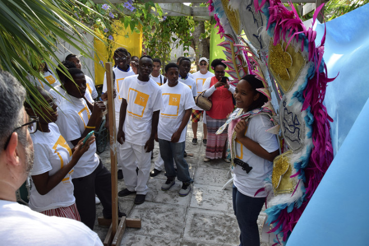 8_-_High_school_art_students_enjoy_trying_on_Junkanoo_pieces_at_New_Providence_Art___Antiques.jpg