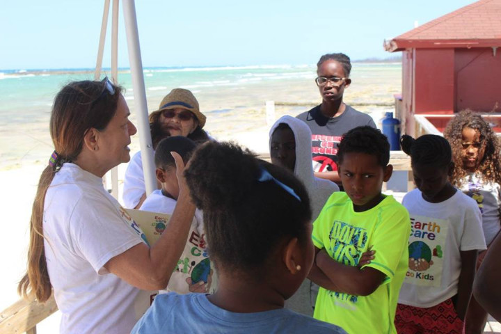 Gail_Woon_explains_the_Reef_Ball____Project_at_Paradise_Cove_to_EARTHCARE_Eco_Kids.jpg