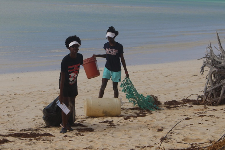 Havana_and_Savanna_Gibson_______EARTHCARE_volunteers_cleaning_Gold_Rock_Beach_for_International_Coastal______Cleanup_Day.jpg