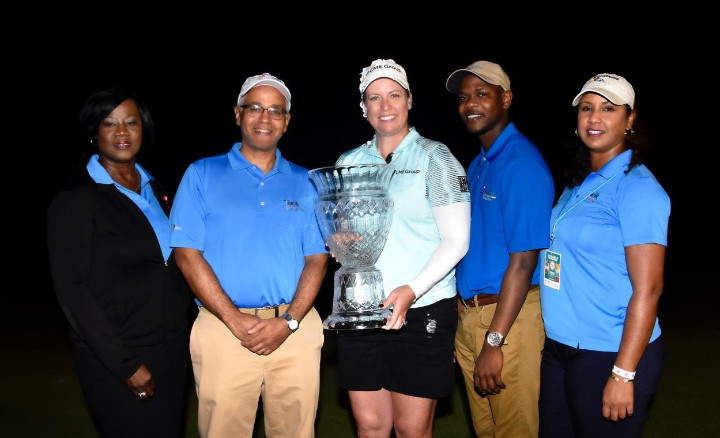 LPGA_winner_with_MOT_staff_-2.jpg