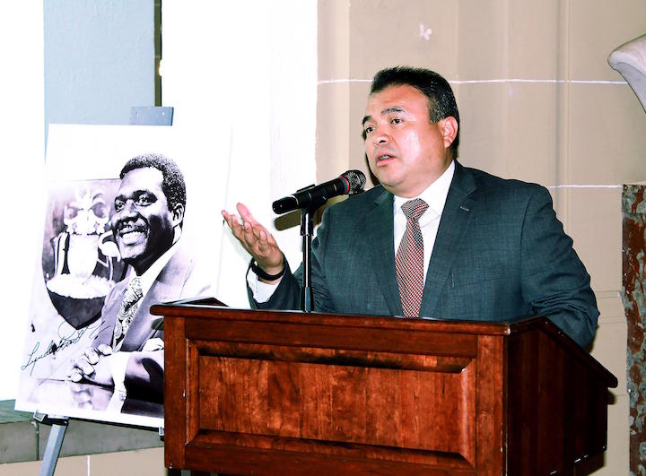 NESTOR_MENDEZ_SPEAKING_AT_BUST__UNVEILING_1_.jpg