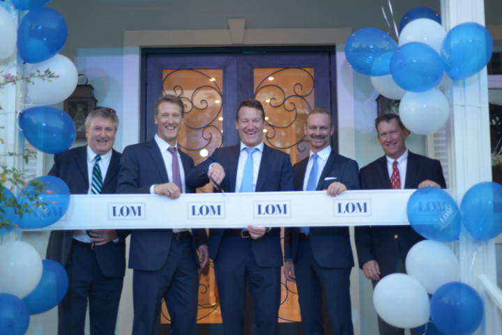 Photo_Caption_4-_Official_Ribbon_Cutting_for_LOM_Financial_Bahamas_New_Office_Space.jpg