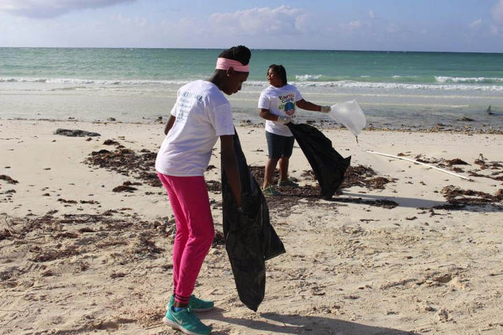 Shakada_Hutson_and_Camryn_Higgs____EARTHCARE_Eco_Kids_clean_Williams_Town_Beach_for_Earth_Day.jpg