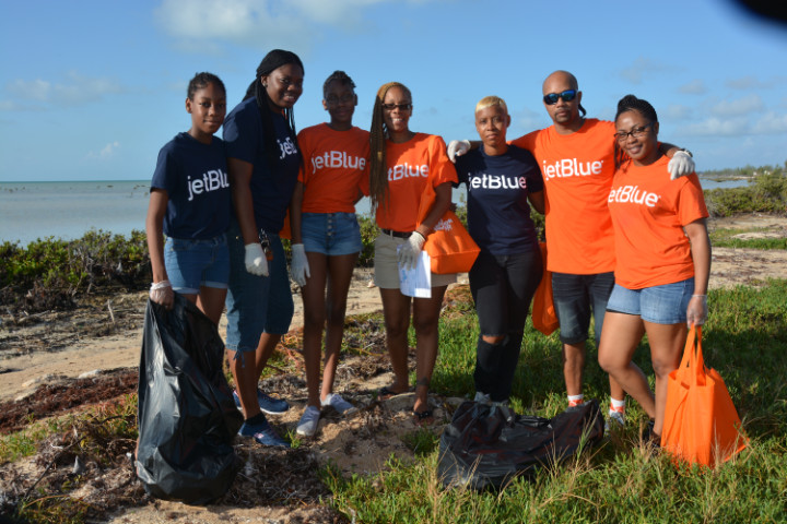 Team_JetBlue_taking_part_in_the_____cleanup.jpg