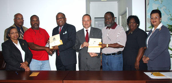 MOW-_-MOE-contract-signing-in-Abaco-Oct-23_-2008---20081023_115948-large.jpg