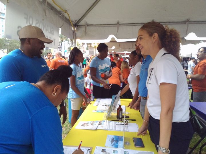 Bahamas_booth_-_Race_participants_sigining_up.jpg