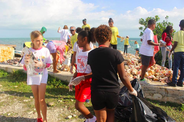 Eco_minded_students_hard_at_work____________cleaning_Wetlands.jpg