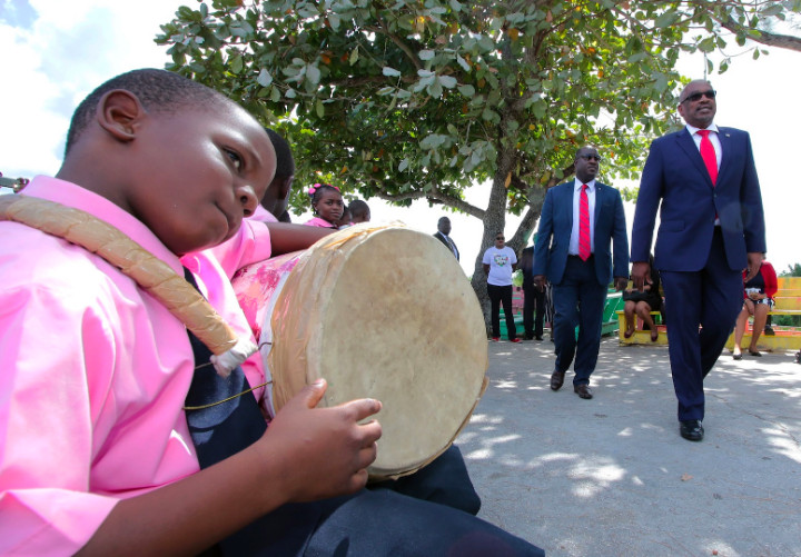 Greeting_-_PM_Gambier_Primary_School_for_Tree_planting_Sept_13__2018___268333.jpg