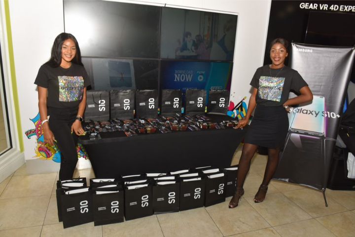 Samsung_Reps_pose_with_the_branded_goodies.jpg