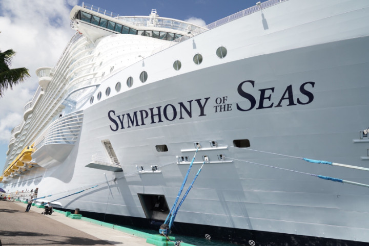 Symphony_of_the_Seas_alongside_Prince_George_Wharf_Nassau.jpg
