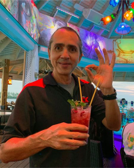 5_Senior_Frog_Bahamas_manager_Lalo_approves_Finlanda_drink.jpg