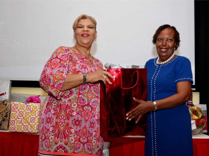Gifts_to_Retiring_PS_Sherrylee_Smith__right_.jpg
