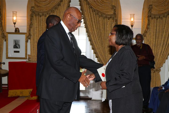 Governor_General_Congratulates_Lisa_Bostwick-Dean.jpg