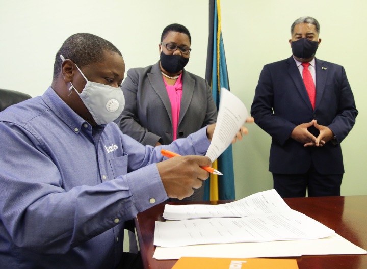 Minister_Campbell_and_Contract_Signing_June_23__2020____411685.jpg