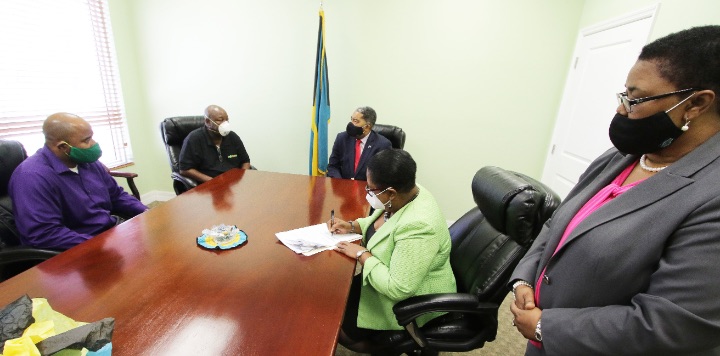 Minister_Campbell_and_Contract_Signing_June_23__2020____411866_1_.jpg