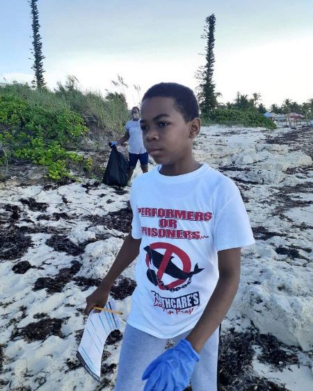 Nathanael_Smith__EARTHCARE_Eco_Kid_________Team_Leader_cleaning_Coral_Beach_for_ICC_Day.jpg