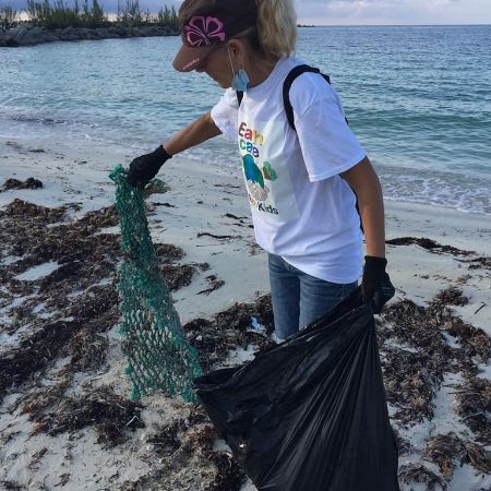 Patrizia_Palmarini__EARTHCARE_______member_cleaning_Fortune_Beach_on_ICC_Day_2020.jpg