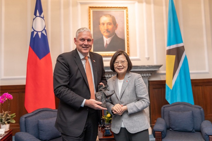 President_Tsai_presents_Prime_Minister_Chastanet_with_gift.jpg