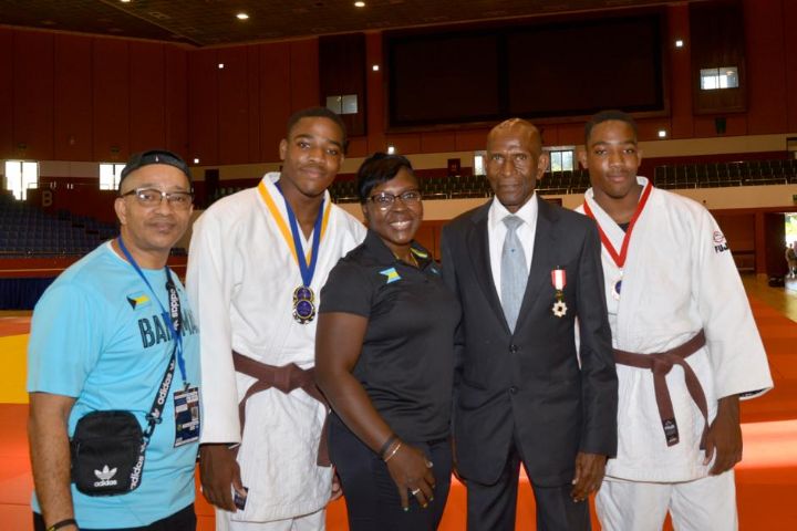 Strachan_Family_with_Barbados_Judo_President_Hoskins.jpg