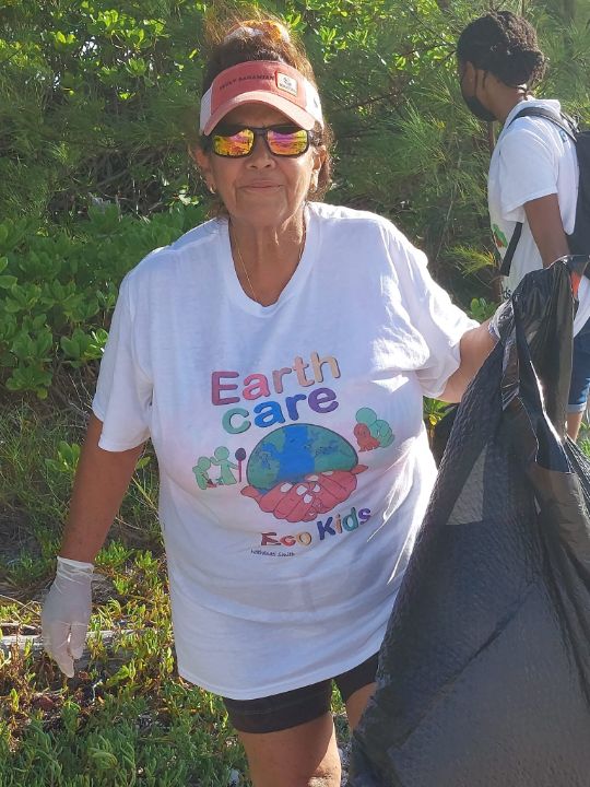 Hida_Kempski-Ingraham__Grand_Bahama_Personal_Tour_Guide_cleaning_beach.jpg