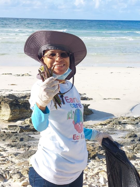 Jeanette_Austin_EARTHCARE_Mangrove_Mania_Team_Member_collects_mangrove_propagules_while_cleaning_the_beach.jpg