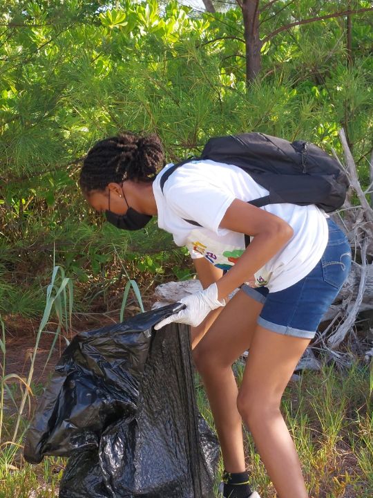 Kailena_Pinder__EARTHCARE_Eco_Kids_Team_Leader__BMES_student__cleans_beach.jpg