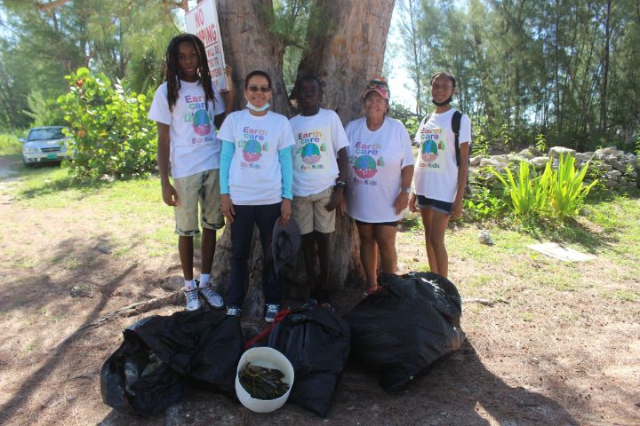 L-R_Ricardo_Rolle__Jeanette_Austin__Tyler_Dames__Hida_Kempski-Ingraham_and_Kailena_Pinder_with_marine_debris_collected.jpg