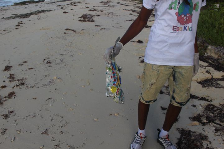 Ricardo_Rolle_holds_a_mylar_balloon_which_is_often_mistaken_for_food_by_marine_animals.jpg