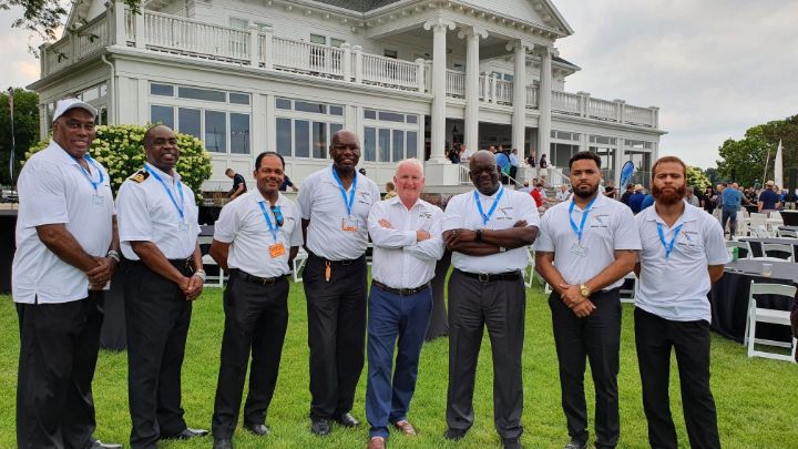 photo_aopa_pres_with_bahamas_team_2021_oshkosh.jpg
