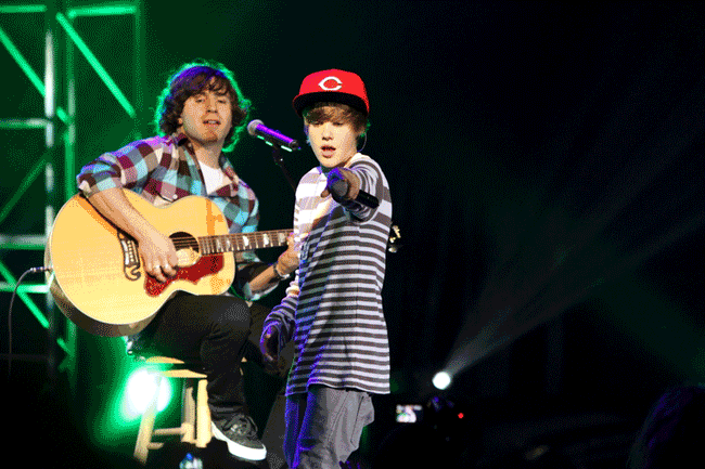 JustinANIMlarge2.gif. SLIDE SHOW: Justin Bieber in concert in The Bahamas at 