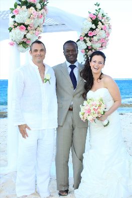 Glenn_with_Bahamas_wedding_couple_1.jpg