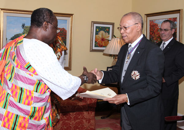 GG-accepts-H-E-Daniel-Ohene-Agyekum-March-17_-2011----12396.jpg